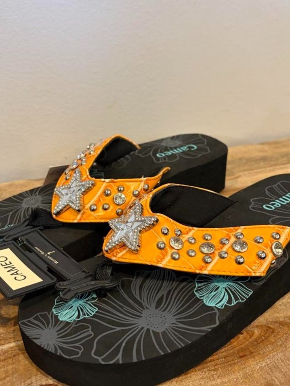 Cameo Rose Women's Orange and Black Flipflops
